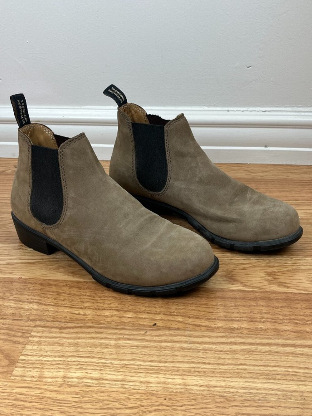 Blundstone 1974 Low Ankle Chelsea Boot in Nubuck 8.5